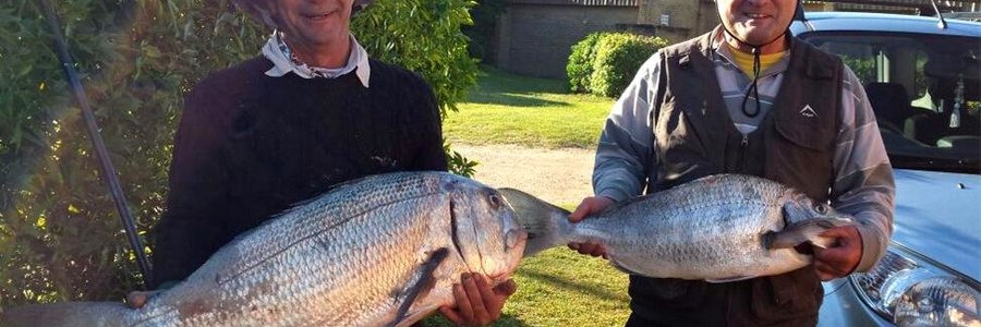 Kingsley Green en Tony Hoogendijk met hul vangste.